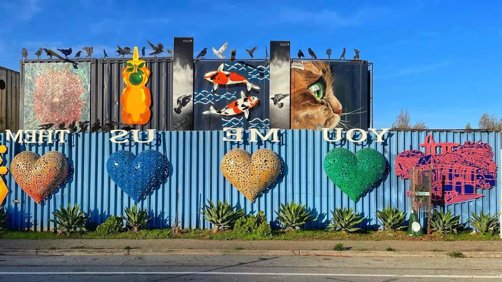 Artworks and murals in San Francisco's 景区 neighborhood.