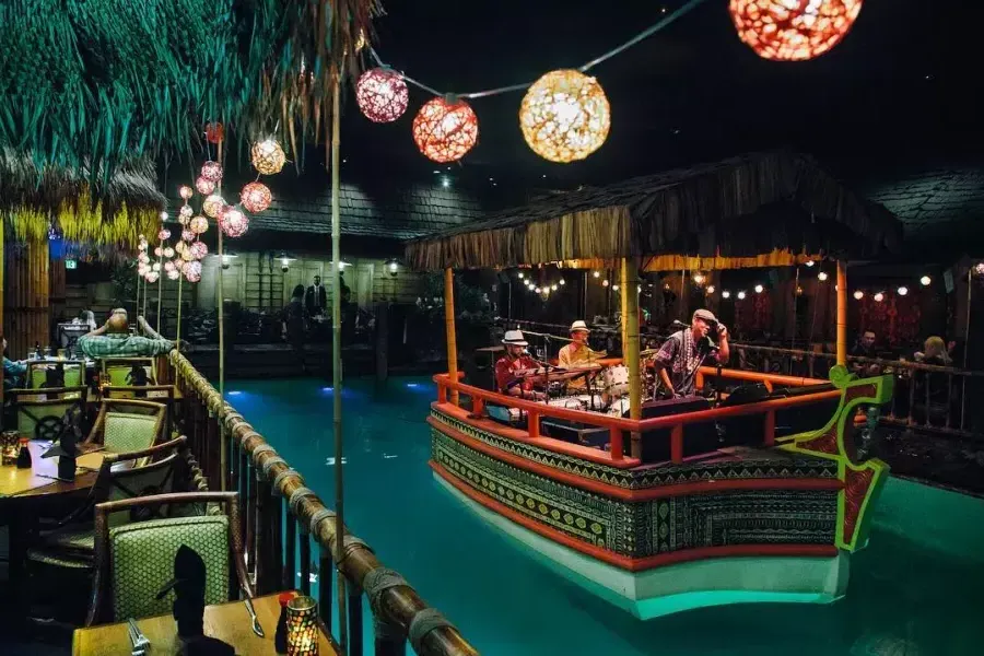 La banda de la casa toca en la laguna del mundialmente famoso Tonga Room del Hotel Fairmont de San Francisco.