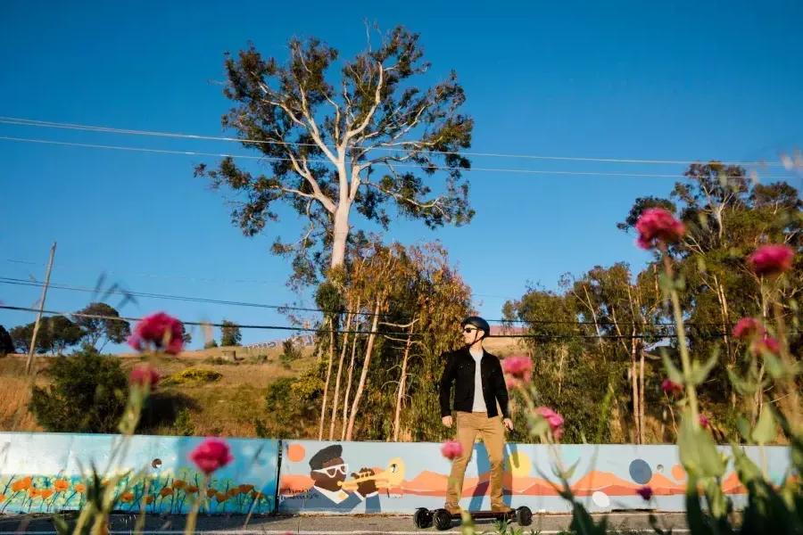 Skateboarder in the 景区 neighborhood.