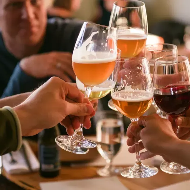 Um grupo de viajantes toma uma bebida em um bar de São Francisco.