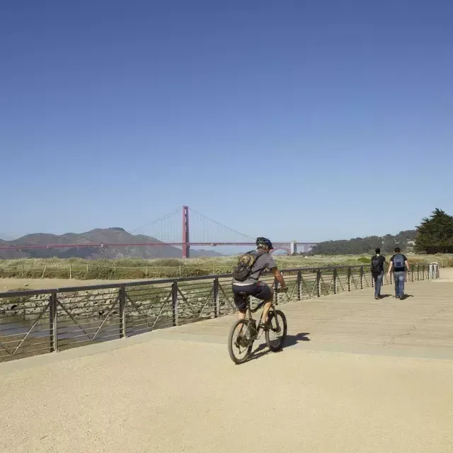 Um homem anda de bicicleta por uma trilha em Crissy Field. 加州贝博体彩app.