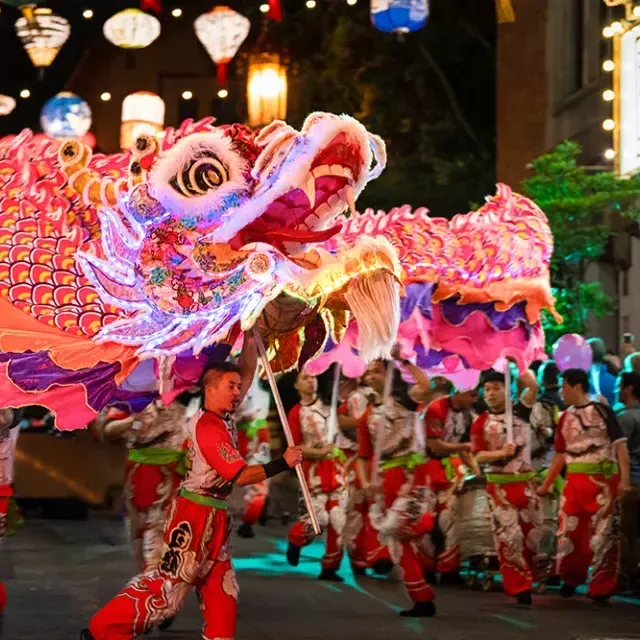 I ballerini manipolano un gigantesco drago illuminato durante la parata del Capodanno lunare di 贝博体彩app.