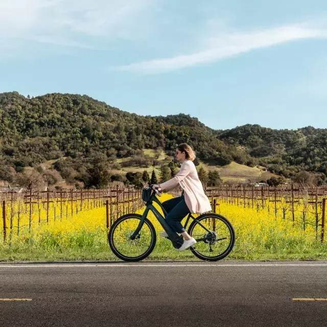 donna che va in bicicletta a Napa