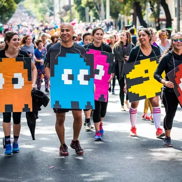 Corridori vestiti con costumi di Pac Man per 断路器湾 Race SF